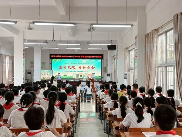 交通安全宣讲走进学校。