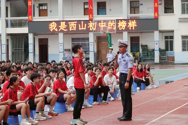 交通安全宣讲走进学校。