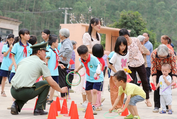 学生在进行欢乐套圈。