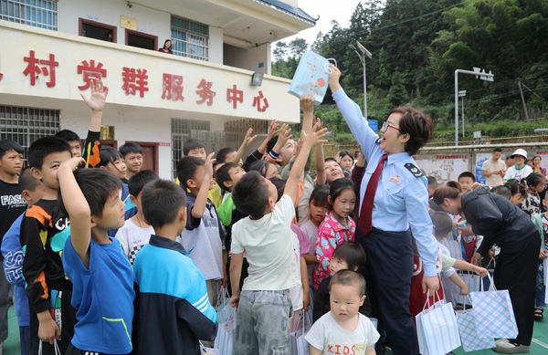 圖為稅務青年志願者和孩子們歡度“六一”。梁新宗攝