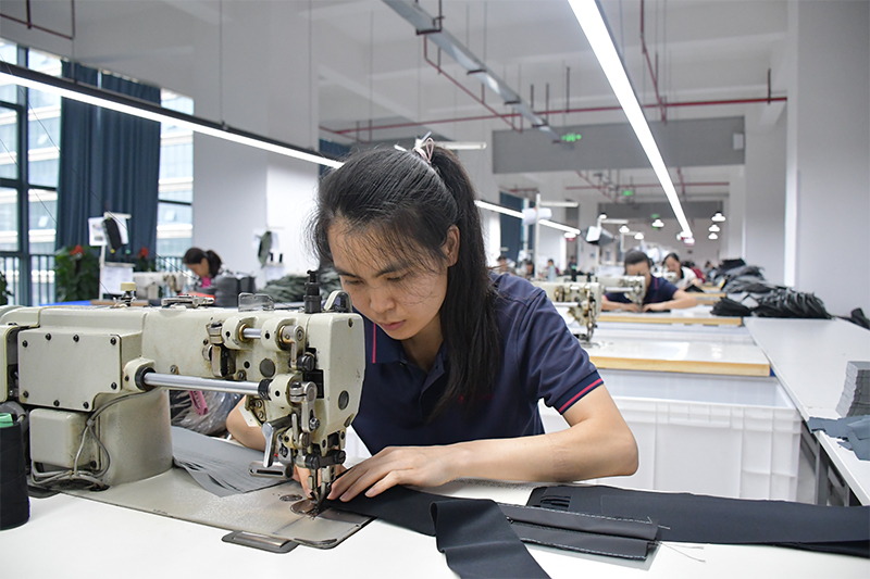 贺州市超群实业有限公司工人黎丽珍在车间作业。姚启雯摄