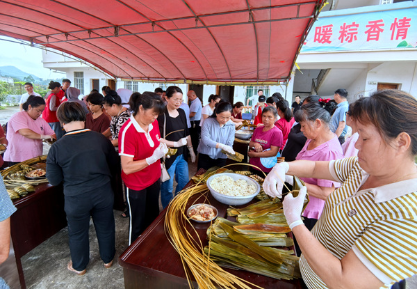 包粽子竞赛现场。罗钊摄
