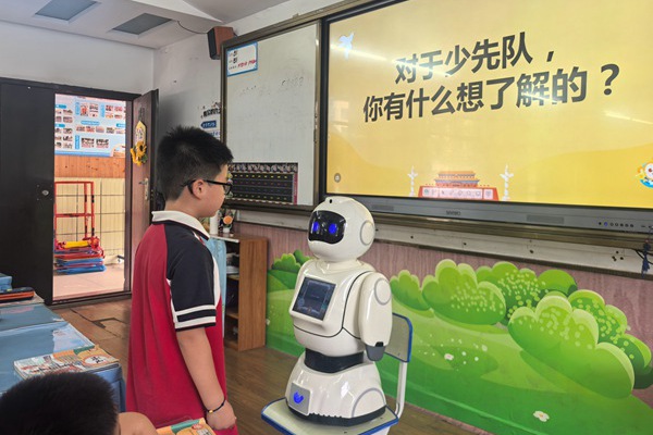 AI机器人解答同学们关于少先队历史、队旗含义、队礼精神等方面的疑问