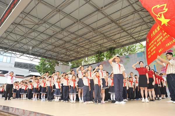 大队辅导员带领领新队员宣誓、老队员重温入队誓词