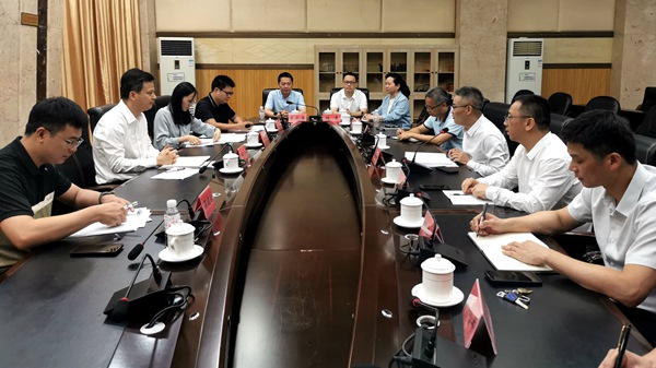 图为在粤桂协作干部人才座谈会上，谢高鹏听取援派干部人才的工作生活情况