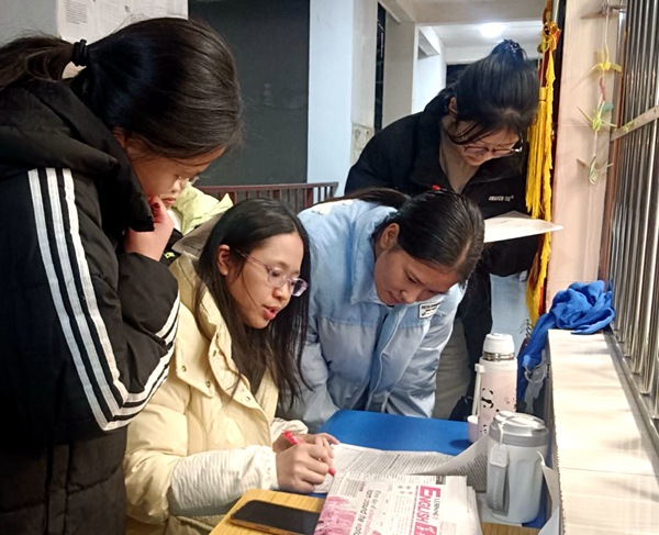 图为林文舒老师在走廊上的“临时辅导站”