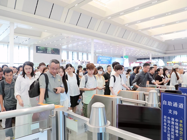 南宁东站旅客有序检票进站。于莉摄