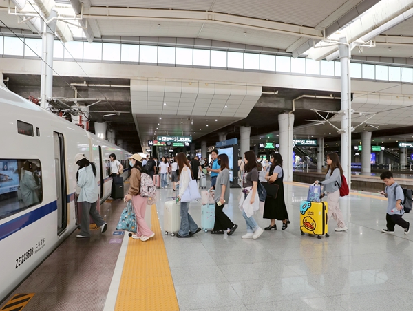 南宁东站站台旅客有序乘降。于莉摄