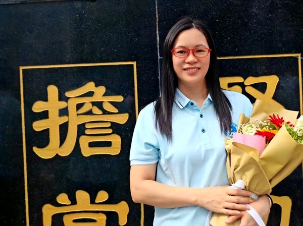 图为李春蓉老师在其支教的忻城县高级中学留影