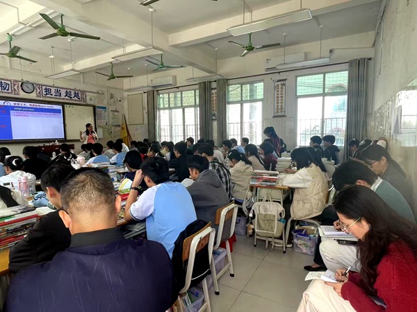 图为李春蓉老师在上英语公开课