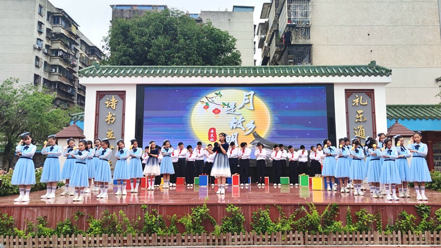 南寧市衡陽路小學五（5）班誦讀節目《月是故鄉明》。南寧市衡陽路供圖