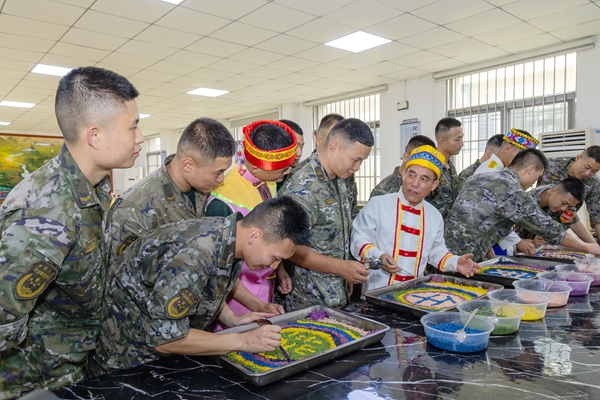 群众教武警官兵制作五色糯米饭。
