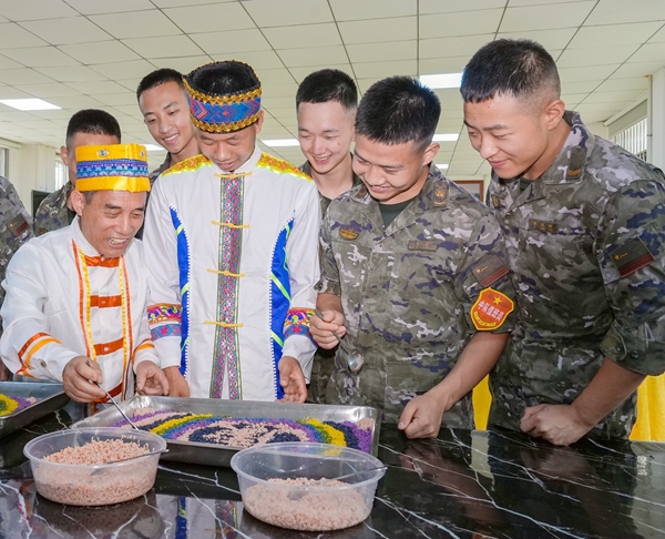 武警官兵和群众共同制作五色糯米饭。