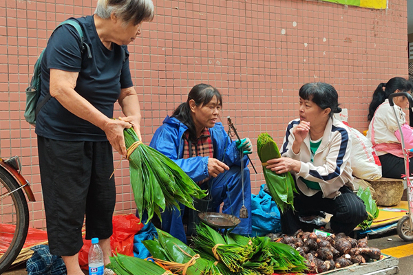 在太白市场，市民购买粽叶。陈海婷摄