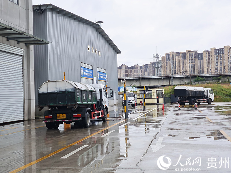 观云大道生活垃圾转运分类分拣中心一角。