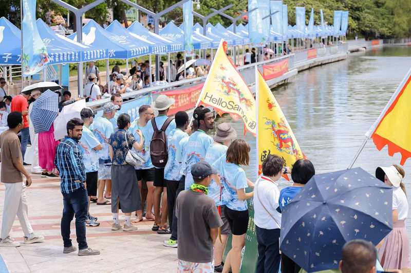 端午佳节,三亚河上龙舟竞渡,展现出别样的活力与风采。