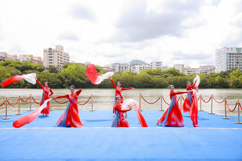 三亚市举办龙舟公开赛,展现体育与生态的完美融合。