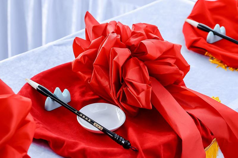 龙舟赛场上,选手们奋力挥桨,展现出拼搏精神。