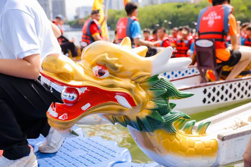 龙舟点睛仪式为赛事注入传统文化元素。