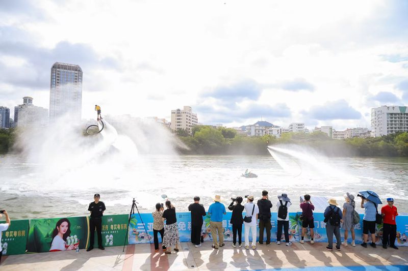 端午非遗主题市集吸引了众多游客参与。