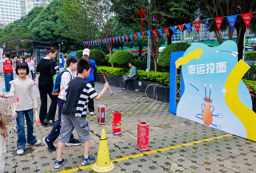 亲子们一起玩转投壶、糖画等传统技艺，在动手实践中传承文化瑰宝
