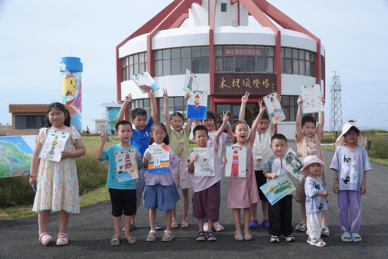 小朋友在环岛木栏头灯塔文化驿站体验亲子绘画嘉年华