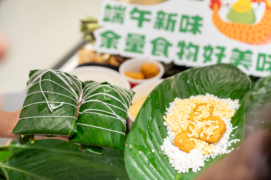 用糯米绿豆与上校鸡块创新搭配广西端午肉粽。谈婕摄