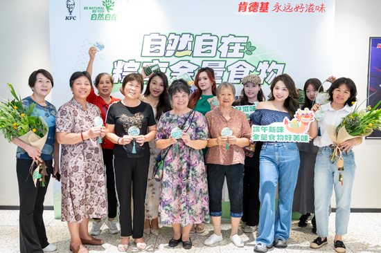 市民手拿端午祝福卡一起传递节约粮食的公益理念。谈婕摄