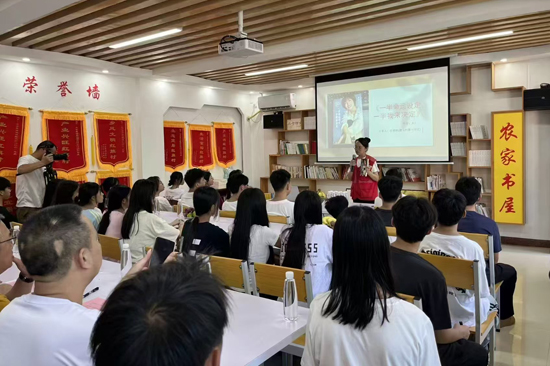 腰马村第一书记农艳艳开展读书分享活动。罗希海摄