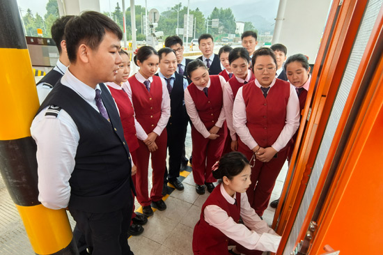 圖為恭城分公司收費員學習自助卡機實際操作（農明羲 攝）