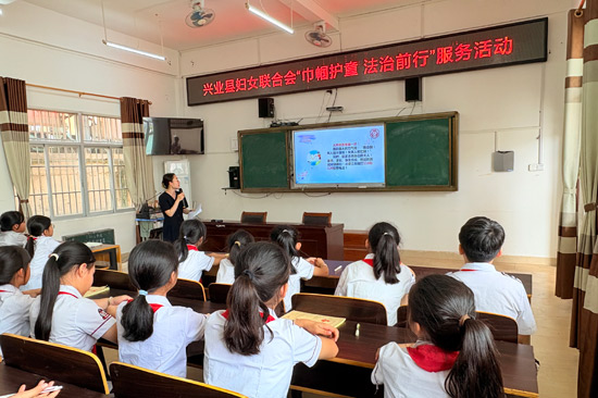 青年志愿者讲授防溺水知识  共青团兴业县委员会供图