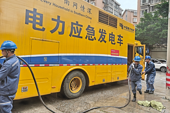 南方電網廣西電網公司派出應急發電車開展應急搶修工作。陸國輝攝