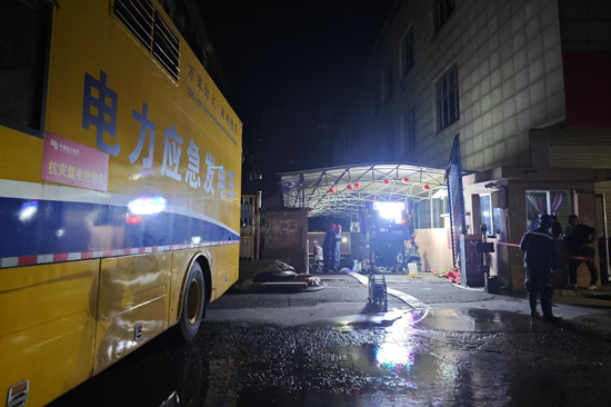 南方電網廣西電網公司應急發電車在受災小區駐守。陸國輝攝