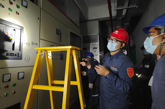 南方電網廣西電網公司搶修人員到小區配電房檢查設備受損情況。陸國輝攝