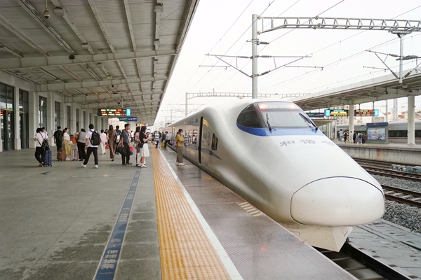 旅客在贵港站有序乘车。陈海婵摄