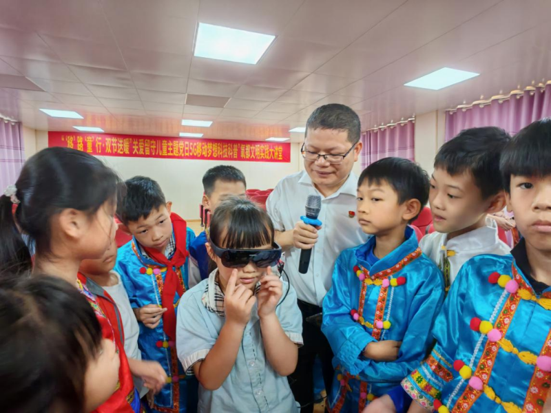 孩子们体验AI眼镜。广西移动供图