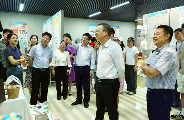 校領導在學院班子陪同下參觀展覽。廣西職業師范學院供圖