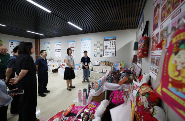 廣西職業師范學院校長朱朝霞參觀和調研本次畢業設計展。廣西職業師范學院供圖