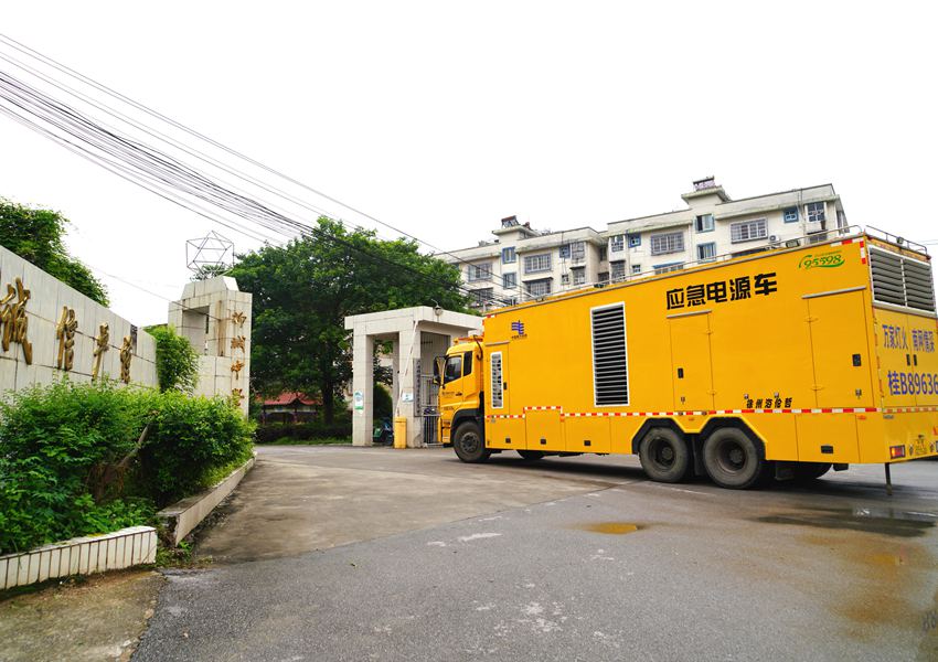 柳州柳城供电局应急发电车驶入高考保供电场所。马聪摄