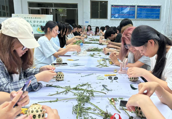 制作艾草挂件。北海职业学院供图
