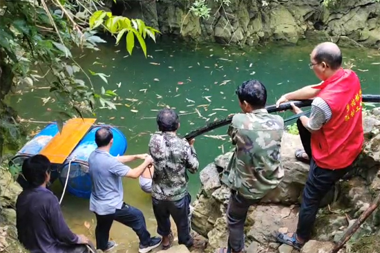 温昌盛与村民在水源安装水泵。黄丹摄