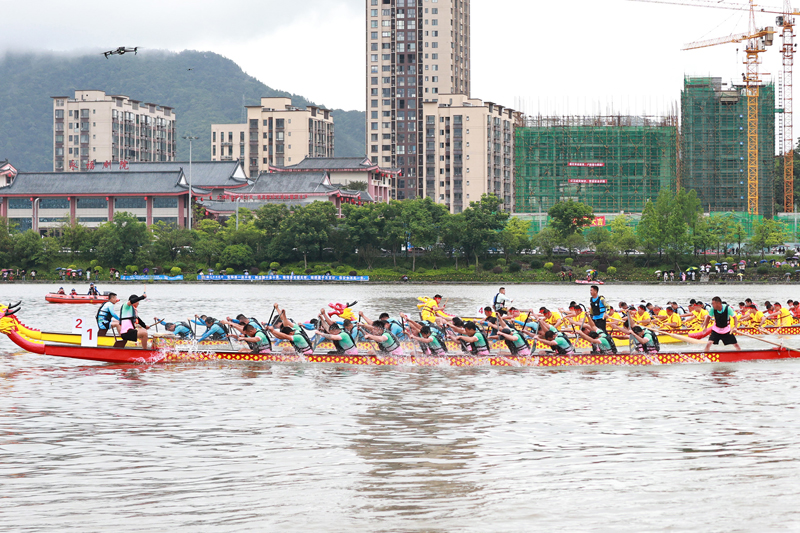 參賽運動員們在洛清江上大展身手，逐浪爭先。張桂發攝