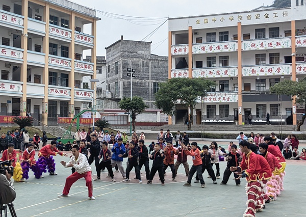 那坡县龙合镇中心小学校外辅导员进校指导学生舞狮表演