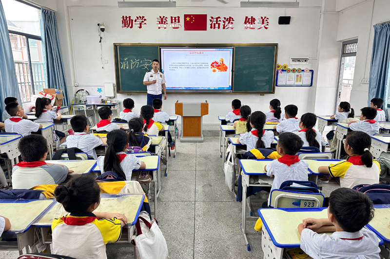 讲解消防安全知识。龙浩摄