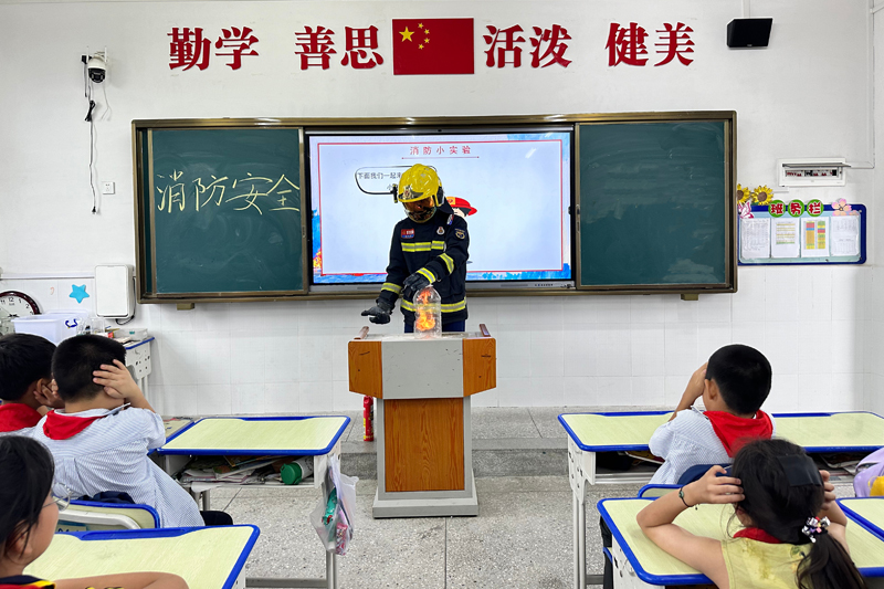 模拟轰燃实验。龙浩摄
