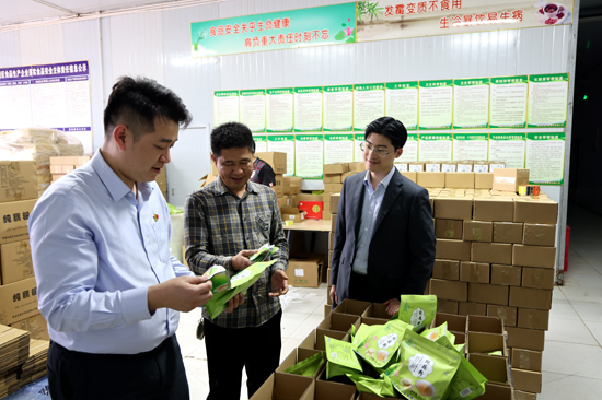貴港江北支行工作人員實地調研走訪覃塘區的蓮藕種植基地和加工廠