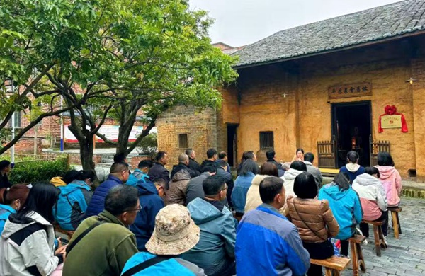 在农会旧址组织党员开展“微党课”活动