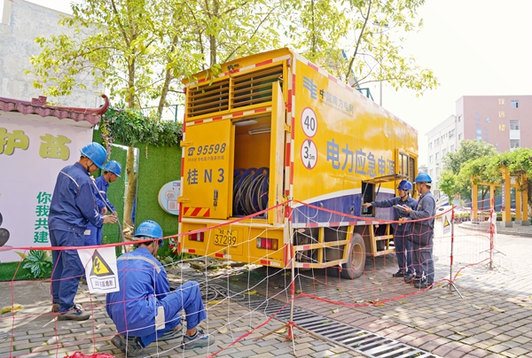 保供电人员在钦州市第五中学考点进行应急电源接入工作。翟晋升摄