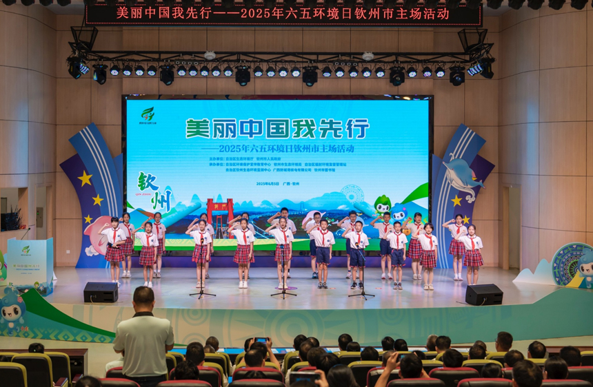 宣读环保倡议宣言