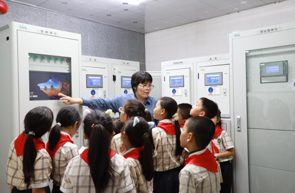 南宁中心工作人员带领学生参观水质自动监测设备